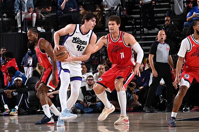 国王爆冷逆转快船 雷诺23+5助球队取关键胜利