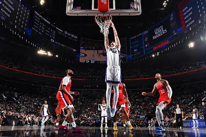 国王爆冷逆转快船 雷诺23+5助球队取关键胜利