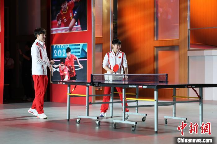 巴黎奥运混双冠军王楚钦孙颖莎走进校园分享体