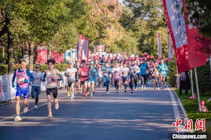 长沙橘子洲红色主题半程马拉松在清晨江风中鸣